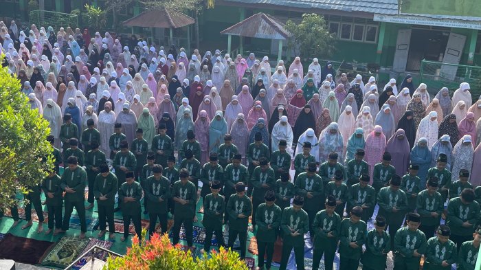 Menumbuhkan Spirit Ramadan, MTsN 3 Kota Jambi Laksanakan Sholat Duha dan Doa Bersama