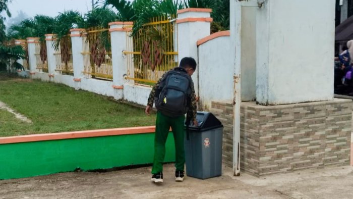 Penegakan Disiplin di Pintu Gerbang MIN 4 Tebo: Siswa Pelanggar Disiplin Dicatat dan Bersihkan Sampah Penegakan Disiplin di Pintu Gerbang MIN 4 Tebo: Siswa Pelanggar Disiplin Dicatat dan Bersihkan Sampah