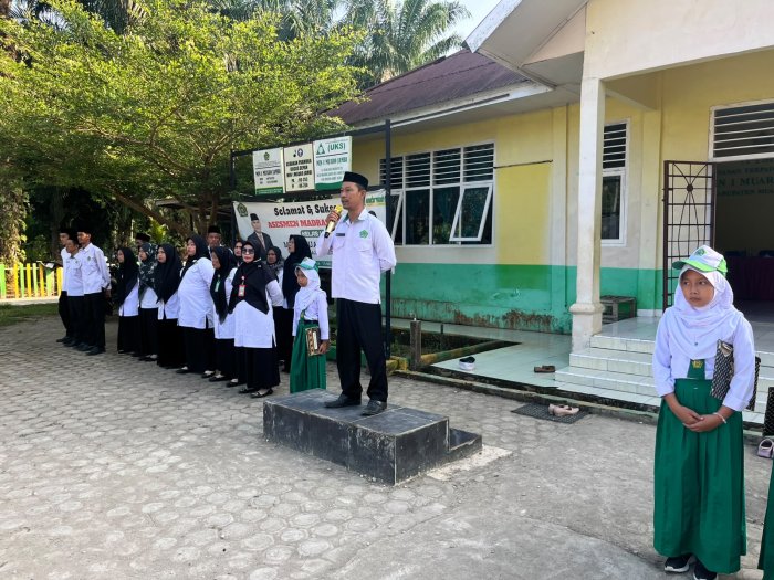 Amanat Pembina Upacara MIN 1 Muaro Jambi: Kepala Madrasah Tekankan Pentingnya Disiplin dan Kesiapan Persami