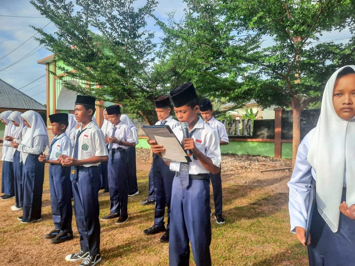 Lantunan Doa M. Rifqi Aprilio Menyejukkan Suasana Upacara Hari Pahlawan di MTsN 1 Bungo Lantunan Doa M. Rifqi Aprilio Menyejukkan Suasana Upacara Hari Pahlawan di MTsN 1 Bungo