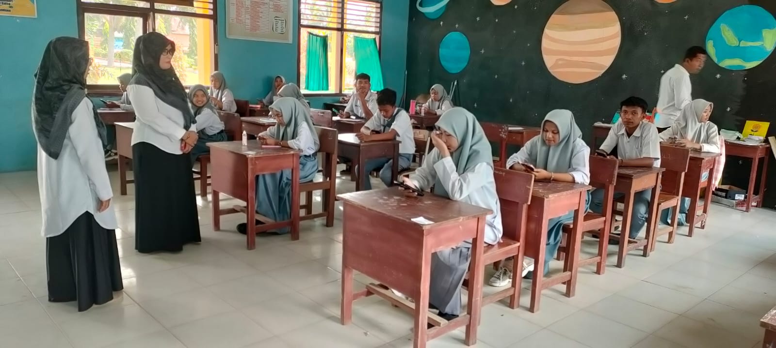 Memotivasi Siswa Melalui Kunjungan Keruang Asesmen Sumatif Akhir Tahun Ajaran 2023/2024 Memotivasi Siswa Melalui Kunjungan Keruang Asesmen Sumatif Akhir Tahun Ajaran 2023/2024