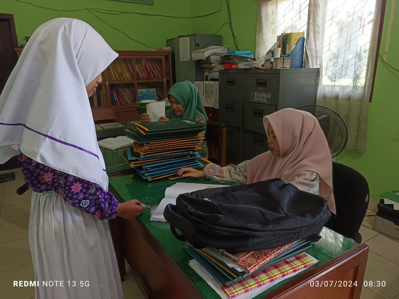 Siswa mulai melakukan Pendaftaran Ulang Siswa mulai melakukan Pendaftaran Ulang