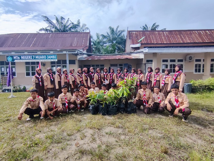 HARI BUMI 2025: DALAM RANGKA MEMPERINGATI HARI BUMI PADA 22 APRIL 2025, MTSN 7 MUARO JAMBI SIAPKAN 100 BIBIT MATOA DANMANGGA MENGIKUTI GERAKAN PENANAMAN 1 JUTA POHON MATOA HARI BUMI 2025: DALAM RANGKA MEMPERINGATI HARI BUMI PADA 22 APRIL 2025, MTSN 7 MUARO JAMBI SIAPKAN 100 BIBIT MATOA DANMANGGA MENGIKUTI GERAKAN PENANAMAN 1 JUTA POHON MATOA