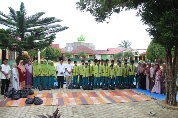 Wujudkan Kepedulian, MTsN 2 Bungo Salurkan Zakat Profesi ASN untuk Siswa Membutuhkan