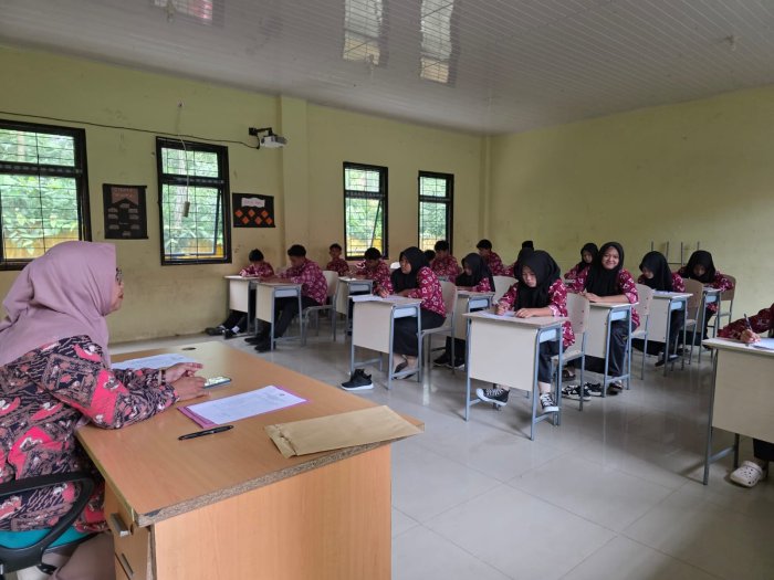 Penuh Dedikasi, Guru Pengawas MTsN 1 Bungo Tetap Semangat Kawal ASAT 2026 Hingga Hari Terakhir Penuh Dedikasi, Guru Pengawas MTsN 1 Bungo Tetap Semangat Kawal ASAT 2026 Hingga Hari Terakhir
