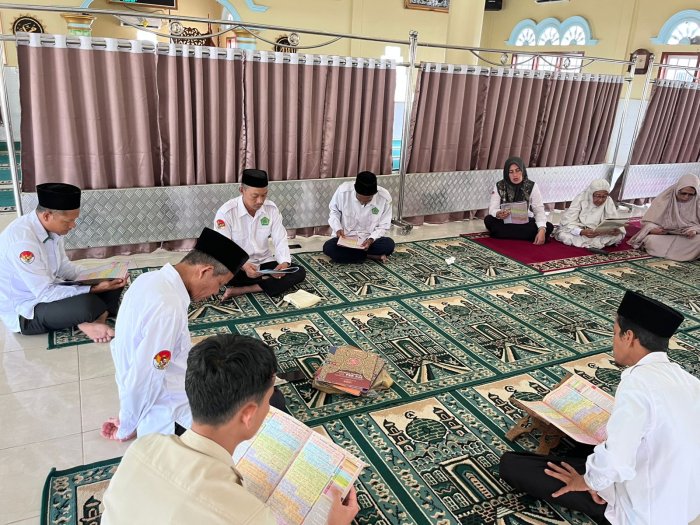 Momen Khidmat: Kepala MIN 1 Muaro Jambi, Majelis Guru, dan Staf Melaksankan Tadarus Al-Quran di Bulan Ramadhan