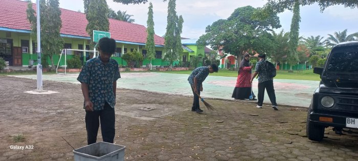 Guru Piket Rabu Ajak Siswa MAN 2 Bungo Bersih-Bersih Sebelum Pembelajaran Guru Piket Rabu Ajak Siswa MAN 2 Bungo Bersih-Bersih Sebelum Pembelajaran