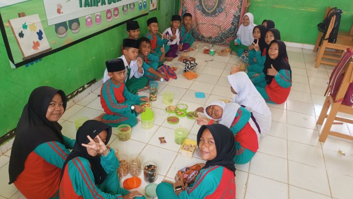 Berbagi Kue Lebaran, Seluruh Kelas MIN 4 Tebo Gelar Makan Bersama Usai Libur Idul Fitri