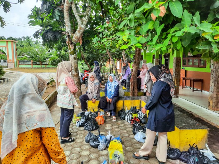 MTsN 1 Bungo Gencarkan Penghijauan dengan Penyediaan Pupuk Kandang untuk Tanaman Bunga MTsN 1 Bungo Gencarkan Penghijauan dengan Penyediaan Pupuk Kandang untuk Tanaman Bunga