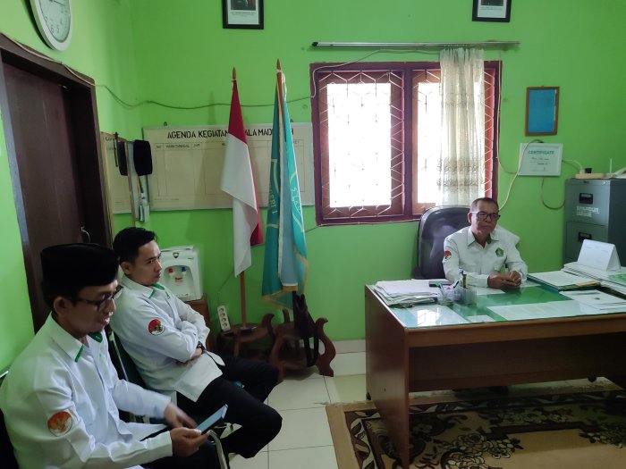Rapat Persiapan SPMB MTsNegeri 1 Kota Jambi Digelar di Ruang Kepala Madrasah Rapat Persiapan SPMB MTsNegeri 1 Kota Jambi Digelar di Ruang Kepala Madrasah