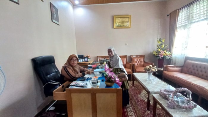 Mahasiswa PPLK IAI Yasni Muara Bungo Meminta Tanda Tangan Kepala MAN 2 Bungo Sebagai Bukti Pelaksanaan Kegiatan Mahasiswa PPLK IAI Yasni Muara Bungo Meminta Tanda Tangan Kepala MAN 2 Bungo Sebagai Bukti Pelaksanaan Kegiatan