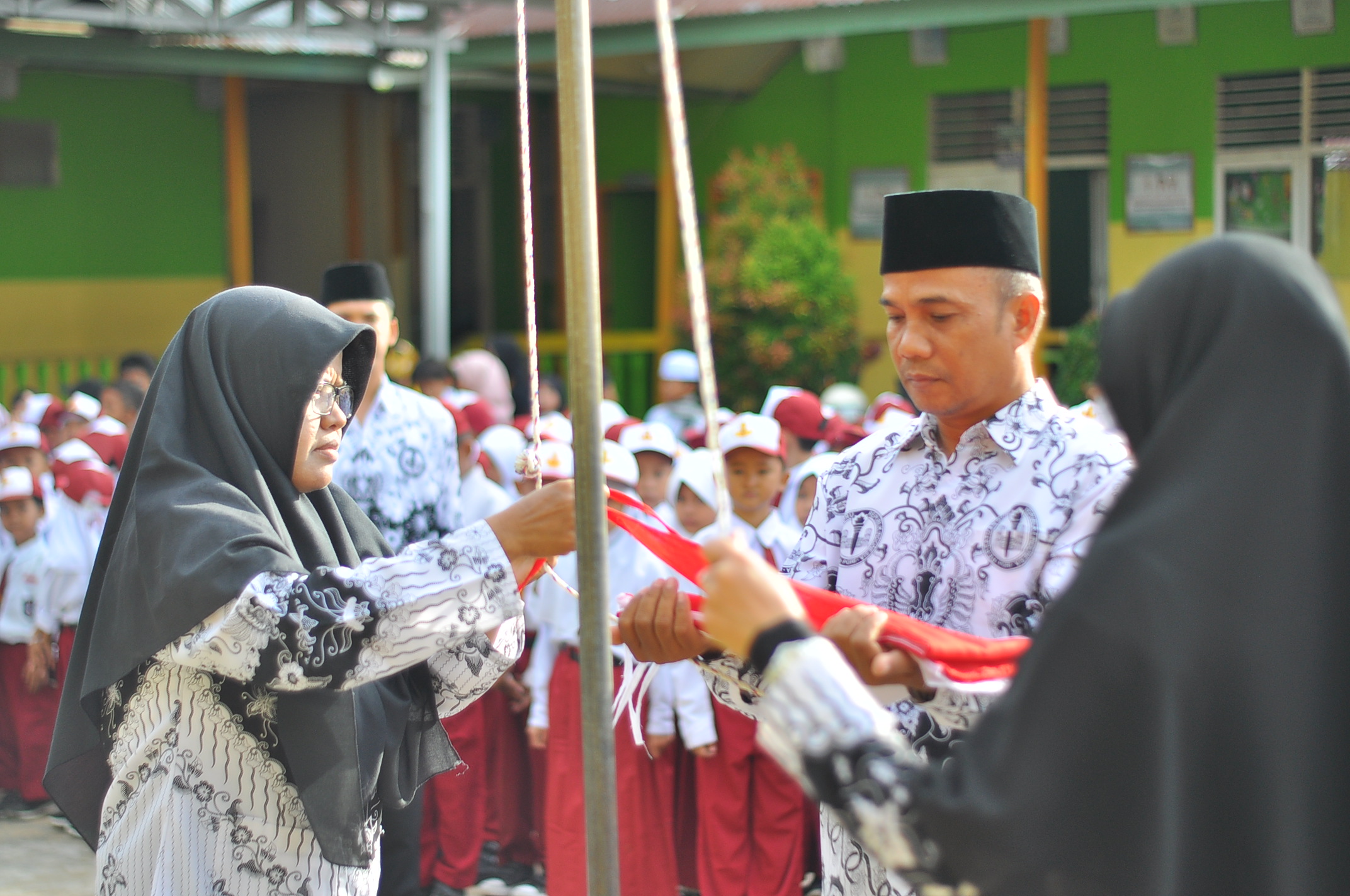MIN 1 Tanjung Jabung Barat Gelar Upacara Peringatan Hari Guru Nasional Ke-79