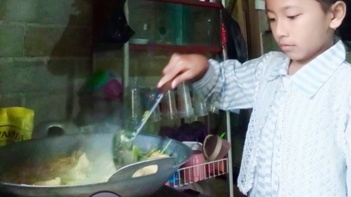 Cara Siswa MIN 4 Tebo Mengenal Aneka Makanan Tradisional: Ikut Siapkan Sajian Lebaran di Rumah