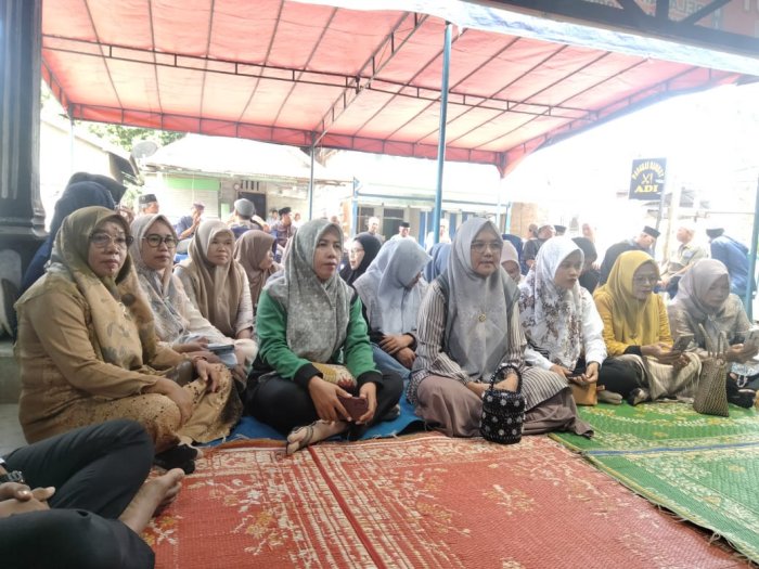MTsN 1 Bungo Berduka: Mantan Rekan Kerja Berpulang, Guru dan Tenaga Kependidikan Melayat ke Kediaman Almarhum. MTsN 1 Bungo Berduka: Mantan Rekan Kerja Berpulang, Guru dan Tenaga Kependidikan Melayat ke Kediaman Almarhum.