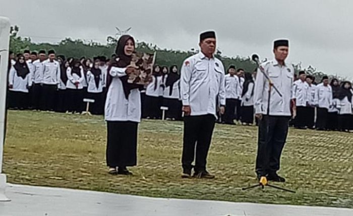 Ibu Ratna Sari, S.Pd.I Jadi Petugas Pembaca UUD 1945 pada Upacara HAB ke-80 Ibu Ratna Sari, S.Pd.I Jadi Petugas Pembaca UUD 1945 pada Upacara HAB ke-80