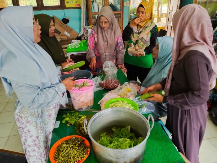 Jumat Berkah Penuh Rasa: Ibu-Ibu Guru MTsN 1 Bungo Masak Bersama, Eratkan Silaturahmi Jumat Berkah Penuh Rasa: Ibu-Ibu Guru MTsN 1 Bungo Masak Bersama, Eratkan Silaturahmi