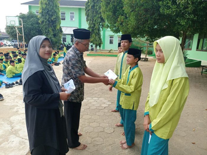 Waka Kehumasan MTsN 2 Bungo Serahkan Santunan Anak Yatim dari BAZNAS Secara Langsung kepada Siswa