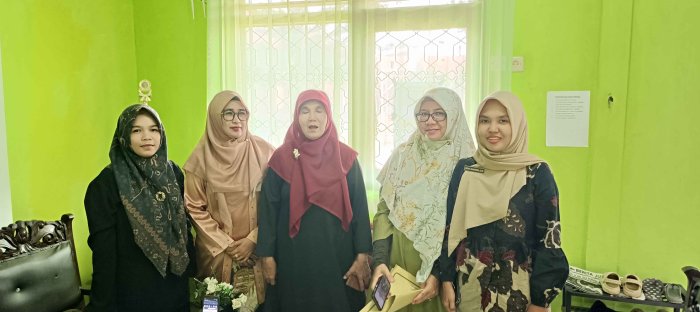 Warga MTsN 2 Bungo Tertib Menyanyikan Lagu Indonesia Raya Tepat Pukul 10.00 WIB