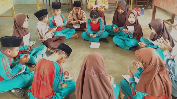 Siswa Kelas 3B MIN 4 Tebo Doa Bersama Refleksikan Makna Harapan yang Telah Mereka Tulis