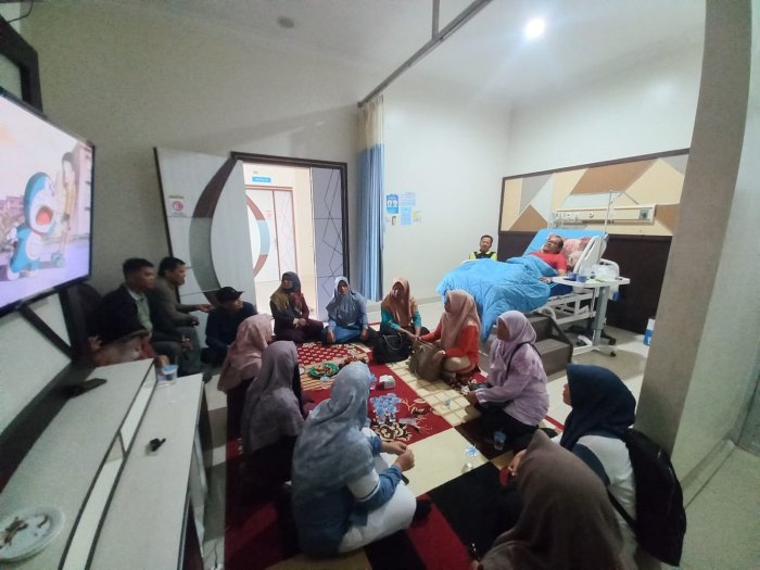 Wujud Kepedulian dan Kebersamaan, Guru MAN 2 Bungo Membesuk Suami Rekan Sejawat yang Sedang Dirawat Wujud Kepedulian dan Kebersamaan, Guru MAN 2 Bungo Membesuk Suami Rekan Sejawat yang Sedang Dirawat