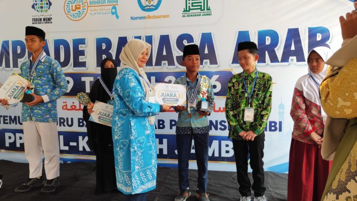 Momen penyerahan piala, Medali & Piagam Penghargaan Siswa MTsN 1 Batang Hari pada OBA ke-9 Tingkat Provinsi Jambi