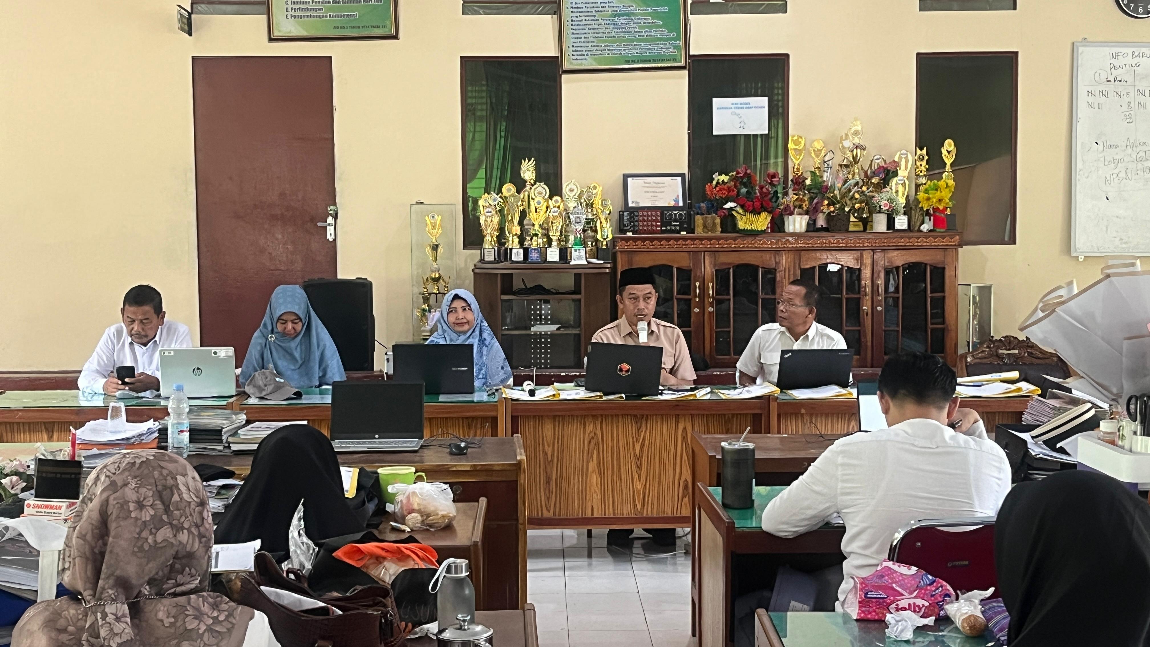 Kepala MAN 2 Kota Jambi Gelar Rapat Evaluasi Kinerja Guru dan Persiapan Ujian Semester Ganjil