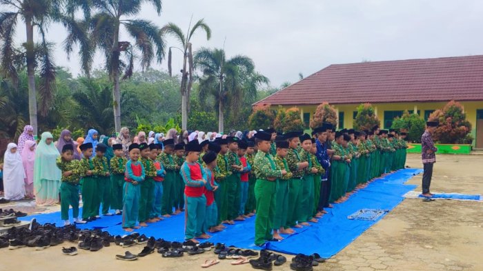 Shalat Dhuha Kembali Digelar di Halaman MIN 4 Tebo, Suasana Khusyuk Warnai Rabu Pagi Shalat Dhuha Kembali Digelar di Halaman MIN 4 Tebo, Suasana Khusyuk Warnai Rabu Pagi
