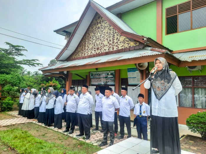Upacara Bendera di MTsN 1 Bungo: Pembina Sampaikan Makna Tiga Kata Ajaib