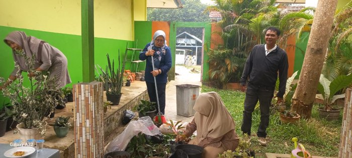 Semangat Kebersamaan! KAUR TU dan Guru MAN 2 Bungo Sulap Taman Jadi Lebih Asri Semangat Kebersamaan! KAUR TU dan Guru MAN 2 Bungo Sulap Taman Jadi Lebih Asri
