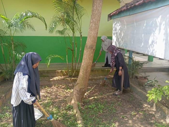 Staf TU MAN 2 Bungo Ikut Goro, Tunjukkan Semangat Gotong Royong Staf TU MAN 2 Bungo Ikut Goro, Tunjukkan Semangat Gotong Royong