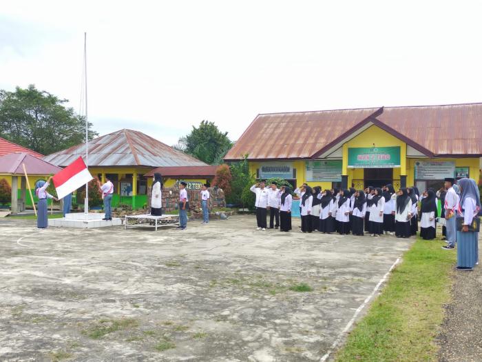 Upacara Awal Semester Ganjil, Tantangan untuk Lebih Baik Dan Berprestasi Upacara Awal Semester Ganjil, Tantangan untuk Lebih Baik Dan Berprestasi