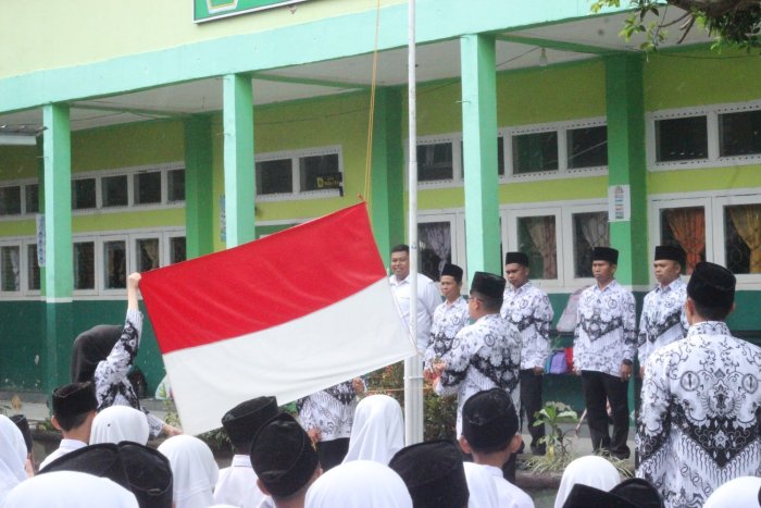 Sang Merah Putih Berkibar Gagah oleh Guru MIN 3 Kerinci Sang Merah Putih Berkibar Gagah oleh Guru MIN 3 Kerinci