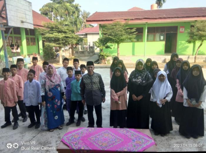 Kepala MTsN 1 Kota Jambi salurkan bantuan biaya pendidikan dari BAZNAS Kota Jambi
