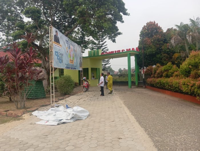 Waka Humas MAN 2 Bungo Pasang Spanduk Prestasi, Dela Juniza Wakili Jambi ke OMI Nasional Bidang Fisika Waka Humas MAN 2 Bungo Pasang Spanduk Prestasi, Dela Juniza Wakili Jambi ke OMI Nasional Bidang Fisika