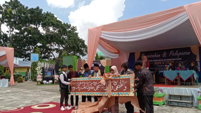 Kaligrafi Goresan Kuas Siswa Kelas XII MAN 2 Tebo Menjadi Kenangan Terindah Kaligrafi Goresan Kuas Siswa Kelas XII MAN 2 Tebo Menjadi Kenangan Terindah