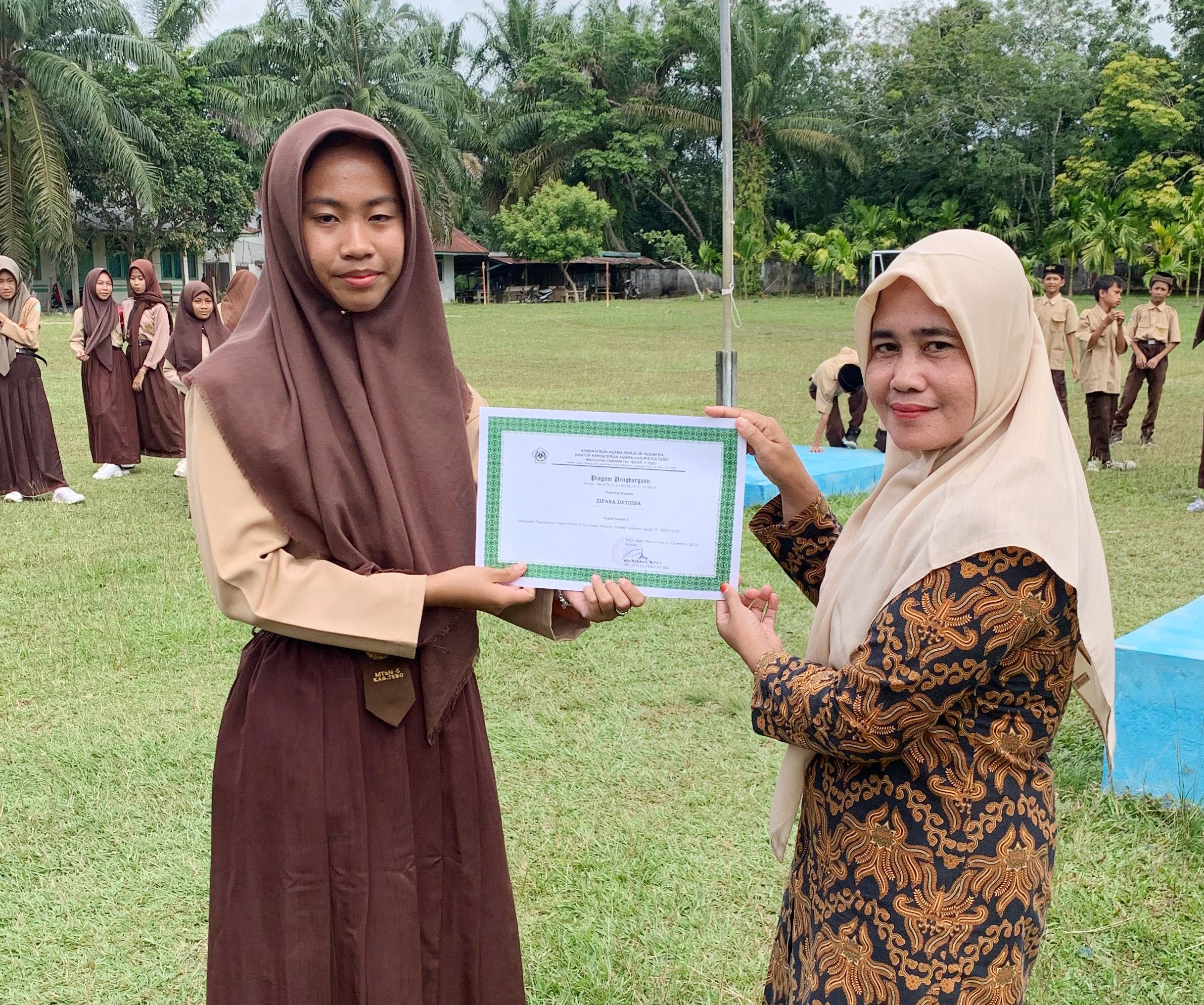 PENYERAHAN RAPORT UJIAN SEMESTER GANJIL DAN PIAGAM PENGHARGAAN DI MTSN 5 TEBO PENYERAHAN RAPORT UJIAN SEMESTER GANJIL DAN PIAGAM PENGHARGAAN DI MTSN 5 TEBO