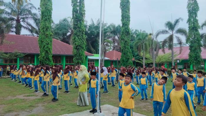 Jaga Kesehatan Dan Konsentrasi, Siswa Min 3 Tebo Tetap Semangat Senam Bersama Meski Cuaca Mendung Jaga Kesehatan Dan Konsentrasi, Siswa Min 3 Tebo Tetap Semangat Senam Bersama Meski Cuaca Mendung