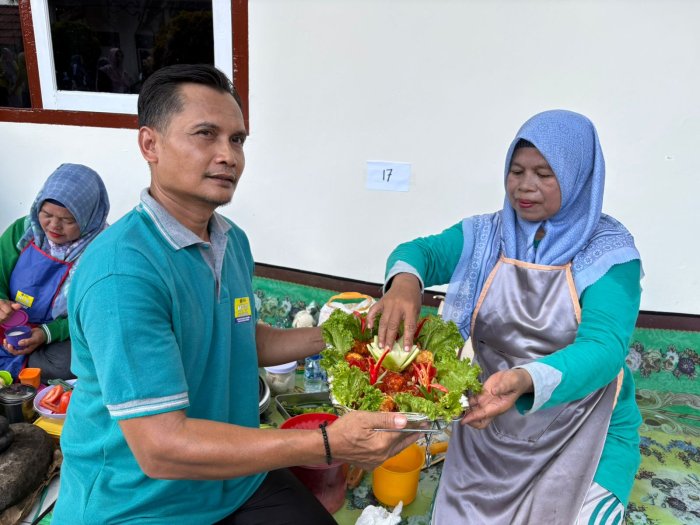 Guru Senior Ibu Sri Herlina, S.Pd.I Bersama Bapak Indra Wijaya Meriahkan Lomba Masak Sambal Telur HAB ke-80 Guru Senior Ibu Sri Herlina, S.Pd.I Bersama Bapak Indra Wijaya Meriahkan Lomba Masak Sambal Telur HAB ke-80