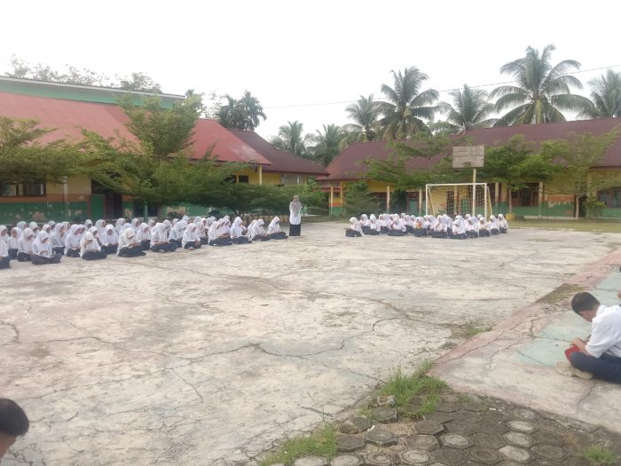 Pengajian Rutin Pagi MTsN 1 Bungo Berlangsung Khidmat di Selasa Cerah
