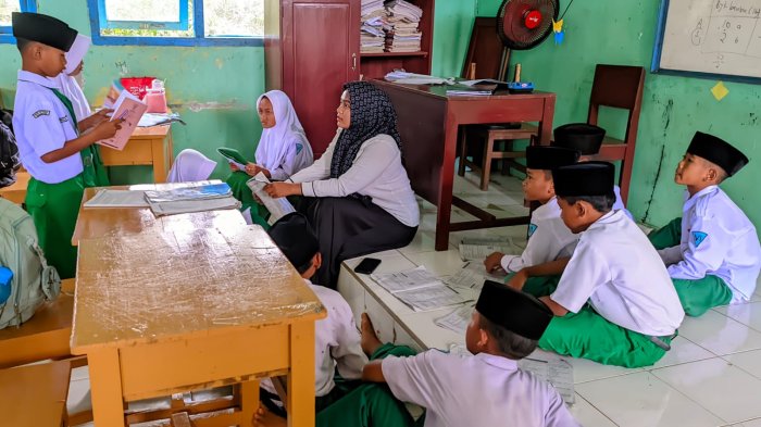 Mahasiswa PPLK MIN 4 Tebo Menikmati Sisa Waktu Bersama di Kelas 6A