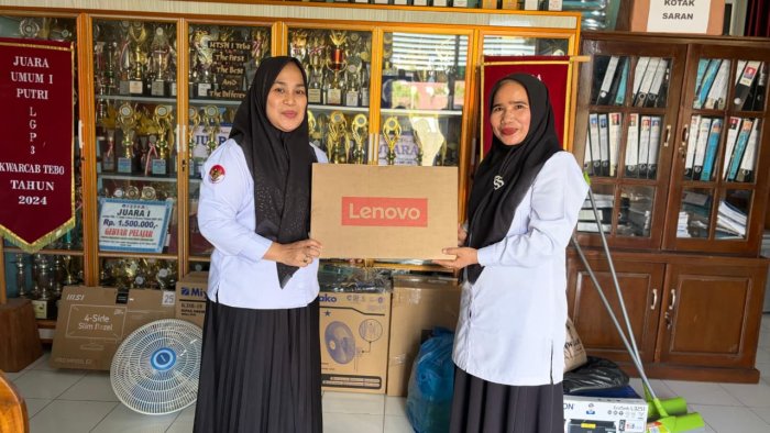 Tingkatkan Profesionalitas Kerja, Kepala Madrasah Serahkan Sarana Prasarana Alat Kantor Tingkatkan Profesionalitas Kerja, Kepala Madrasah Serahkan Sarana Prasarana Alat Kantor