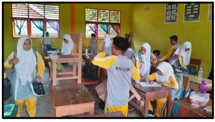 Siap Sambut Penilaian: Siswa MTsN 1 Tebo Gotong Royong Bersama Wali Kelas Siap Sambut Penilaian: Siswa MTsN 1 Tebo Gotong Royong Bersama Wali Kelas