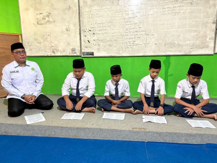 Latihan Berzanji Marhaban Perkuat Tradisi di MTsN 1 Tebo Latihan Berzanji Marhaban Perkuat Tradisi di MTsN 1 Tebo