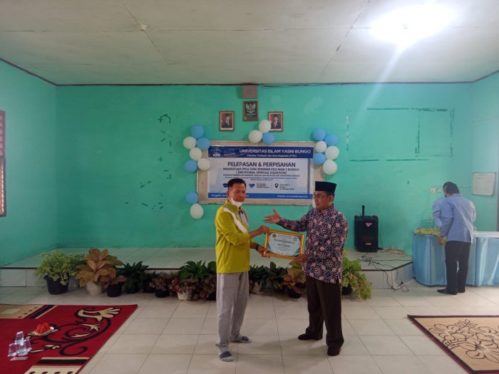Dosen PPLK Universitas YASNI Muara Bungo Serahkan Piagam Penghargaan kepada MAN 2 Bungo Sebagai Sekolah Mitra Dosen PPLK Universitas YASNI Muara Bungo Serahkan Piagam Penghargaan kepada MAN 2 Bungo Sebagai Sekolah Mitra