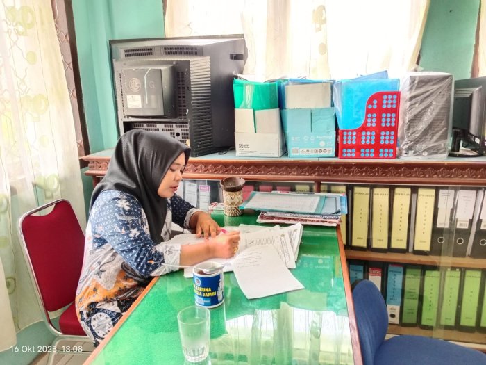 Di Sela Kesibukan Mengajar, Salah Seorang Guru MTsN 1 Bungo Tetap Luangkan Waktu