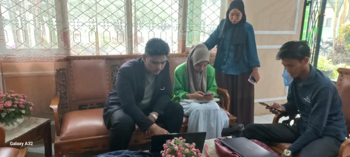 Tri Yuli Pahtoni, S.Pd. Bersama Mahasiswa PPLK UMUMBA Muara Bungo Bantu Instalasi Aplikasi TKA 2026 di MAN 2 Bungo Tri Yuli Pahtoni, S.Pd. Bersama Mahasiswa PPLK UMUMBA Muara Bungo Bantu Instalasi Aplikasi TKA 2026 di MAN 2 Bungo