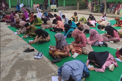Lomba Rangking 1 Meriahkan Peringatan Hari Sumpah Pemuda di MTsN 1 Kota Jambi Lomba Rangking 1 Meriahkan Peringatan Hari Sumpah Pemuda di MTsN 1 Kota Jambi