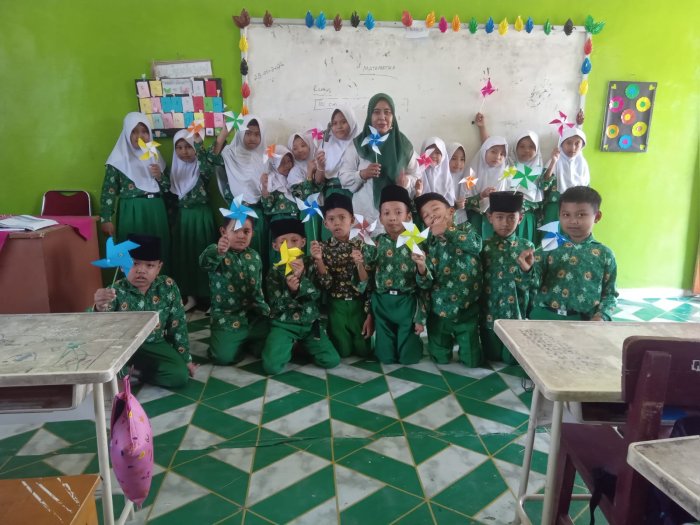 Guru Wali Kelas 3B MIN 3 Tebo, Ibu Rahmawati, Ajak Siswa Eksplor Energi Angin dengan Kincir Origami di Pelajaran IPAS Guru Wali Kelas 3B MIN 3 Tebo, Ibu Rahmawati, Ajak Siswa Eksplor Energi Angin dengan Kincir Origami di Pelajaran IPAS