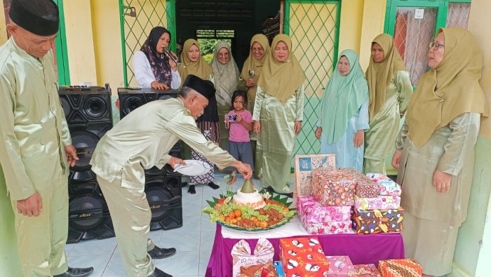 Potong Tumpeng Jadi Puncak Rangkaian HGN 2025 di MIN 4 Tebo Potong Tumpeng Jadi Puncak Rangkaian HGN 2025 di MIN 4 Tebo