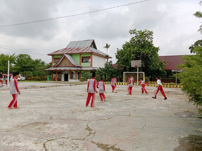 Belajar Sambil Berolahraga, Siswa MTsN 1 Bungo Nikmati PJOK dengan Futsal dan Voli Belajar Sambil Berolahraga, Siswa MTsN 1 Bungo Nikmati PJOK dengan Futsal dan Voli